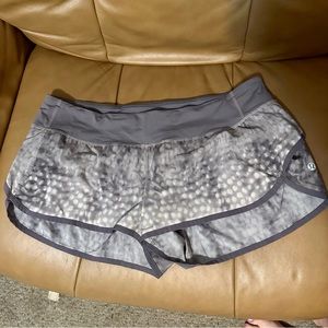 Lululemon owl gray patterned speed short shorty 2.5” size 10 vintage